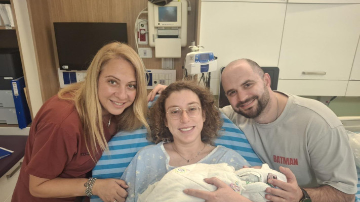 עדן ודניאל כספי עם בנם הבכור בבית החולים קפלן