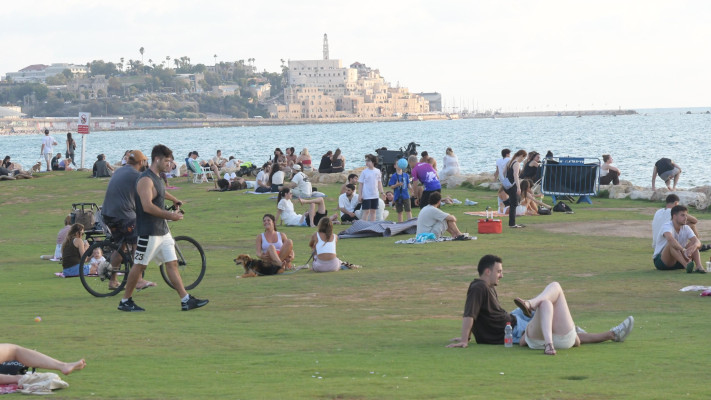 מבלים בחוף הים בתל אביב, ראש השנה תשפ''ז