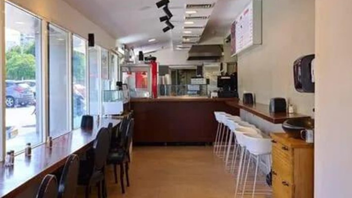 מנת דג צלוי עם ירקות וסלטים על צלחת הגשה במסעדת סעיד בשרים על האש באור יהודה
