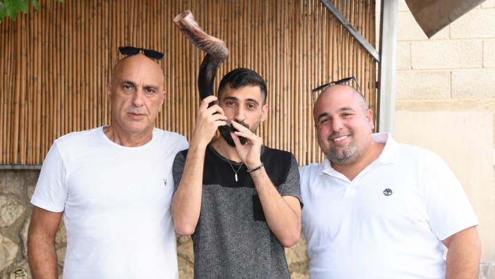  צחי סלקמן, עובד החברה, עם אודי סימני המנכ''ל (צילום: מורג ביטן)