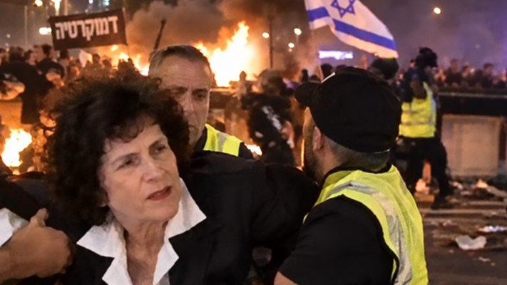 השופטת דפנה ברק-ארז נגררת על ידי שוטרים בסרטון ה-AI של הציונות הדתית