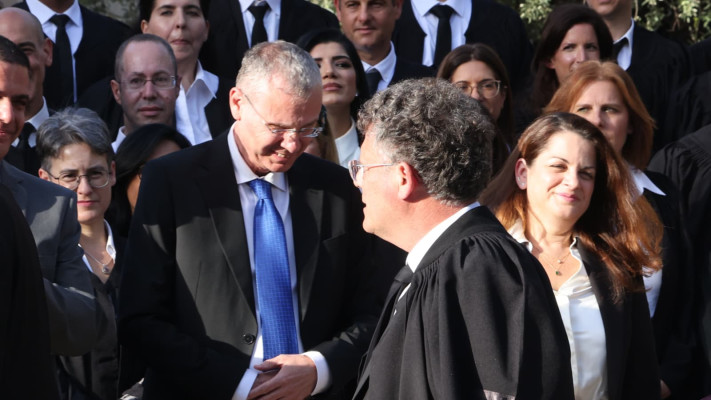 יצחק עמית ויריב לוין לא יוצרים קשר עין