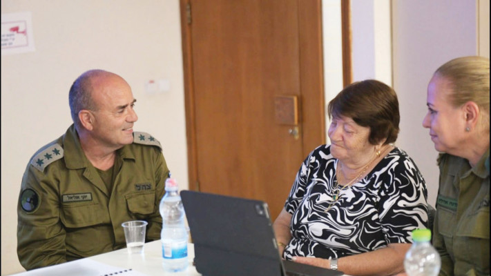 יוקי אוליאל (משמאל) עם אחותו של יעקב זריהן ז''ל