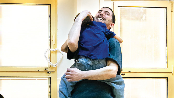 שורד השבי אלקנה בוחבוט במפגש הראשוני עם בנו ראם-דוד