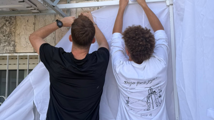 בניית סוכה