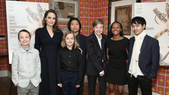 אנג'לינה ג'ולי וששת ילדיה, 2019 (צילום: Monica Schipper/Getty Images for Netflix)