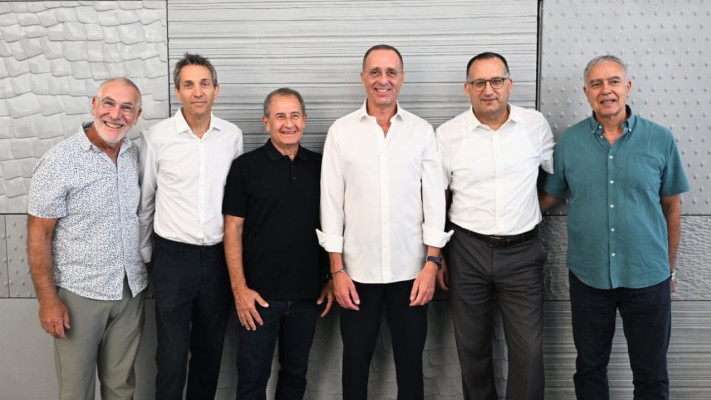 אריה בכר, רן קוניק, גיל גבע, אליעזר מזינתר, אורי לוין ומארק ויסמן (צילום: איתמר סיידא)
