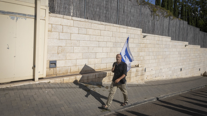מפגין החודש מול הקונסוליה הבריטית
