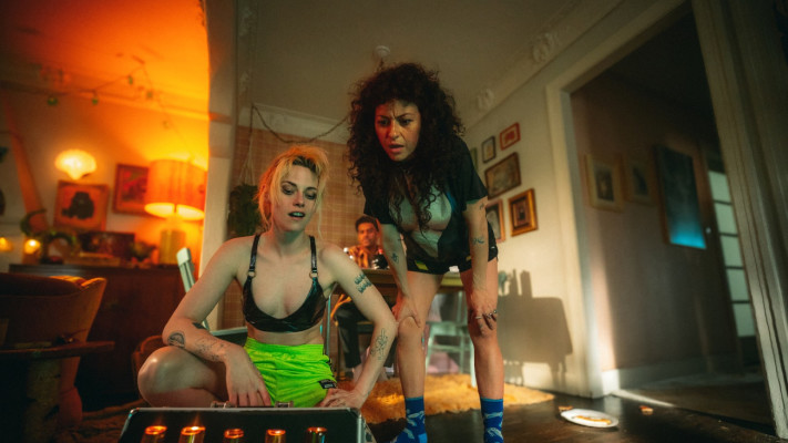 שבורות (The Wrong Girls)