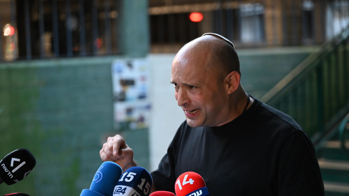 נפתלי בנט בכיכר החטופים