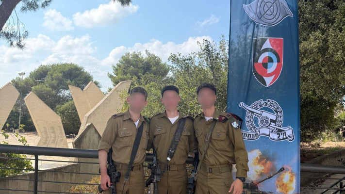שלושת הקצינים המצטיינים