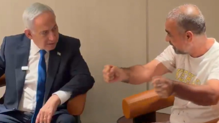 בנימין נתניהו יחג עם יניב חיון, אחד הנוסעים שהשתלטו על התוקף בטיסת פליי דובאי