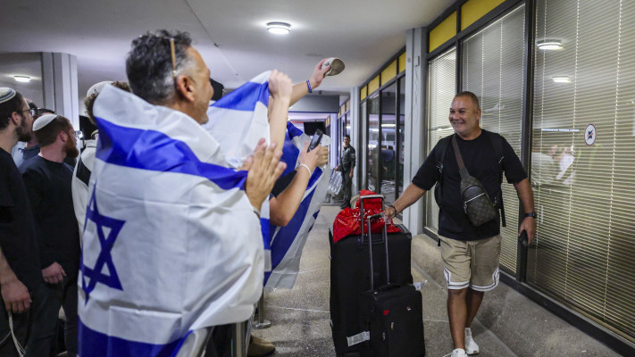 נוסעים מטיסת פליי דובאי FZ1073 נוחתים בנתבג