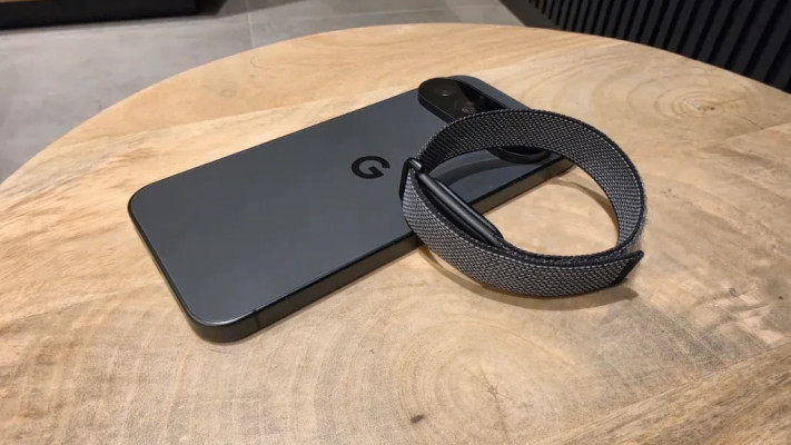  Fitbit Air לצד ה-Pixel 11 Pro XL