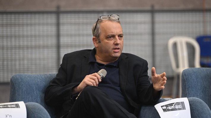 גלעד קריב מהדמוקרטים בפאנל הבחירות בקרב תלמידי שכבה י''ב בגבעתיים 