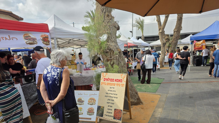 בין שקיות האוכל לוויכוחים על המדינה. השוק בנתיבות