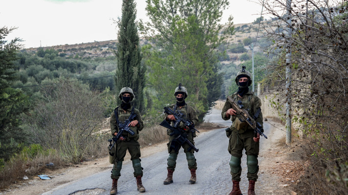 חיילים ליד רמאללה אחרי הצתת רכבים על ידי מתנחלים. למצולמים אין קשר לכתבה