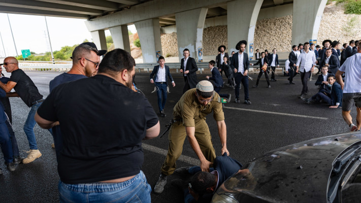 הפגנת חרדים בכביש 4