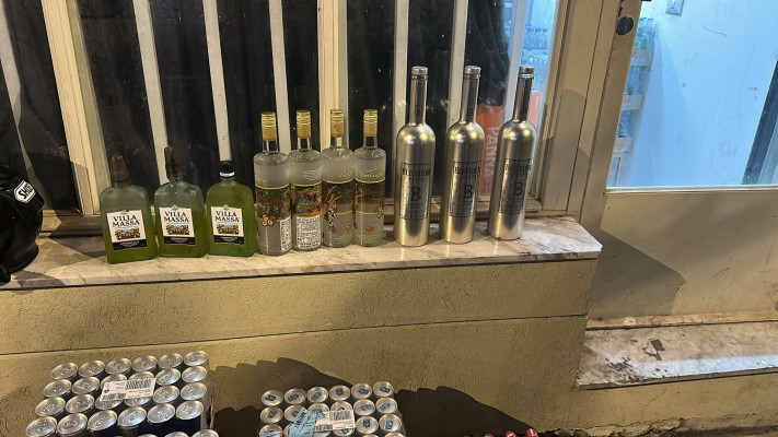 השתייה שנתפסה אצל החשוד, מהמסעדה של מאור בוזגלו (צילום: דוברות המשטרה)