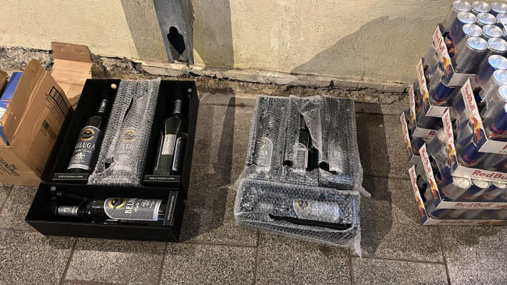 השתייה שנתפסה אצל החשוד, מהמסעדה של מאור בוזגלו (צילום: דוברות המשטרה)