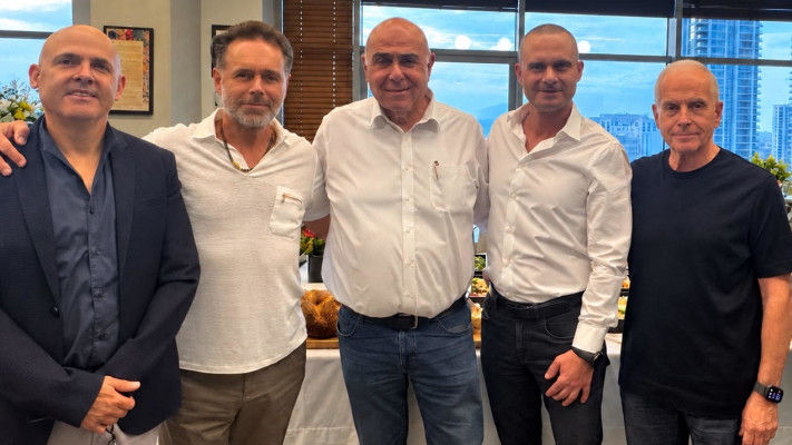 רפי ביסקר, אליאס טנוס, נחשון קיויתי, ברק רוזן ואסי טוכמאייר (צילום: יחצ)