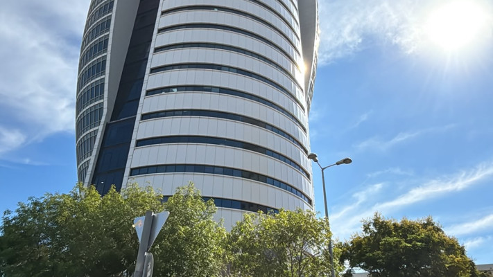 מגדל ''הטיל'' בחיפה שנפגע מהדף טיל איראני ב''עם כלביא'' חוזר לתפקוד