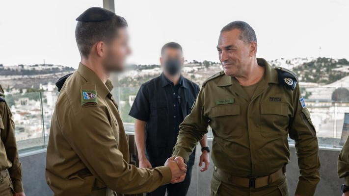 הרמטכל עם מסיימי קורס קצינים בחטיבת החשמונאים