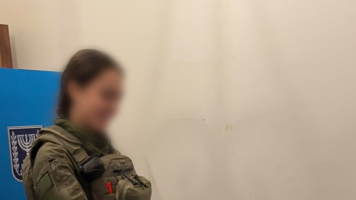 לוחמת צה''ל מצביעה בקלפי הצבאית לבחירות לכנסת ה-26