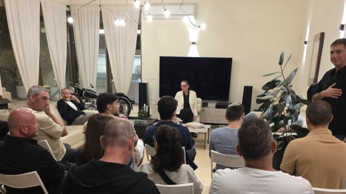 יוליה מלינובסקי בחוג בית בהר אדר