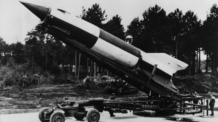 1945: טיל V-2 גרמני מוכן לשיגור בקוקסהאפן, במחוז לינבורג שבסקסוניה התחתונה, גרמניה