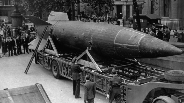 בסביבות 1945: טיל V-2 מוצג לראווה בכיכר טרפלגר בלונדון