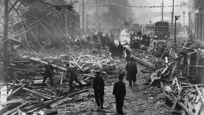 8 במרץ 1945: תוצאות ההרס ברחוב פארינגדון בלונדון, לאחר שטיל V-2 פגע באחד השווקים המרכזיים של העיר
