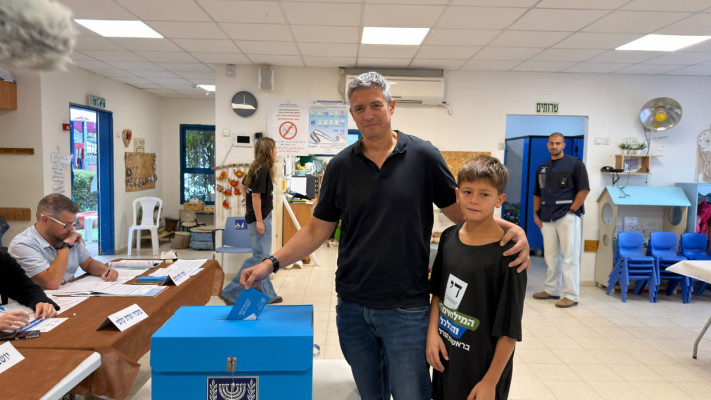 יועז הנדל מצביע