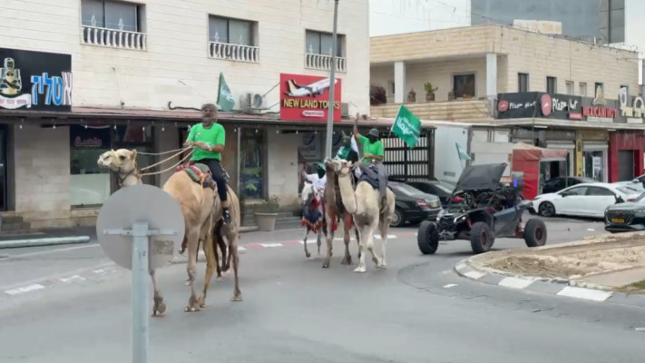 מצביעים ברהט רוכבים על סוסים לקלפיות