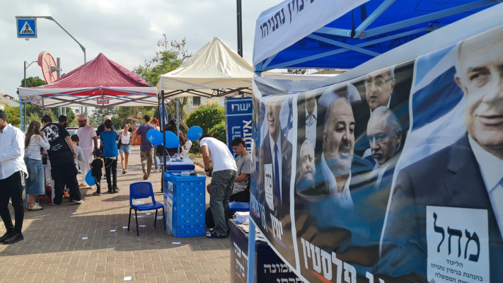 מחוץ לקלפי בראשון לציון