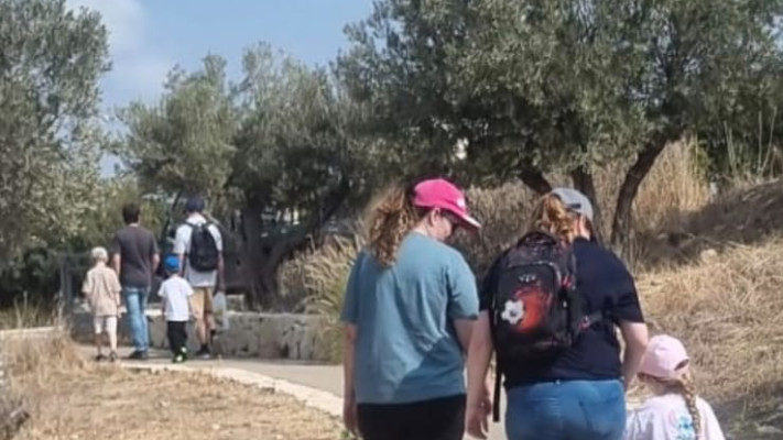 משפחות מטיילות בגן לאומי מגדל צדק