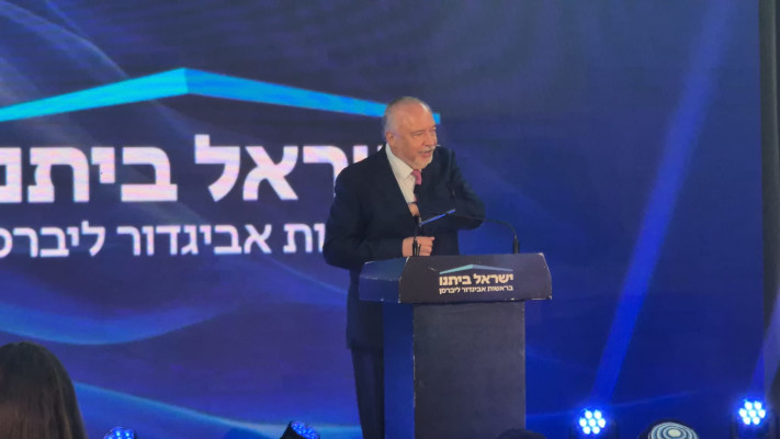 אביגדור ליברמן במטה מפלגת ''ישראל ביתנו''