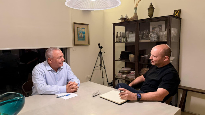 נפתלי בנט וגדי איזנקוט בפגישה בביתו של בנט ברעננה