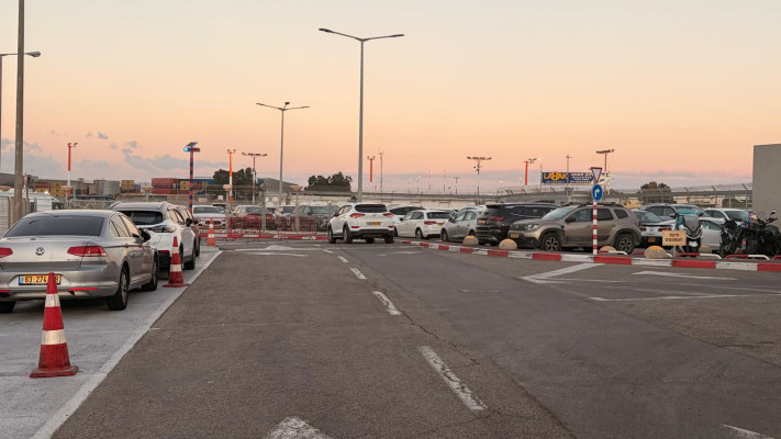 יש נהגים שמקבלים דוחות. נמל התעופה חיפה