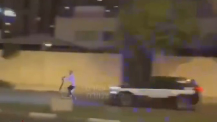 רכב הסיור והנער על הקורקינט