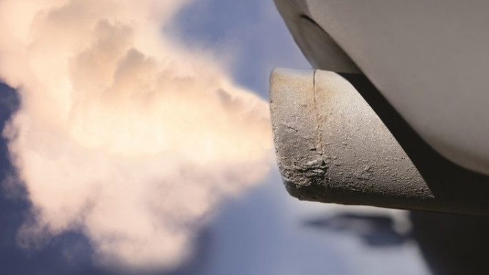 עשן יוצא מאגזוז