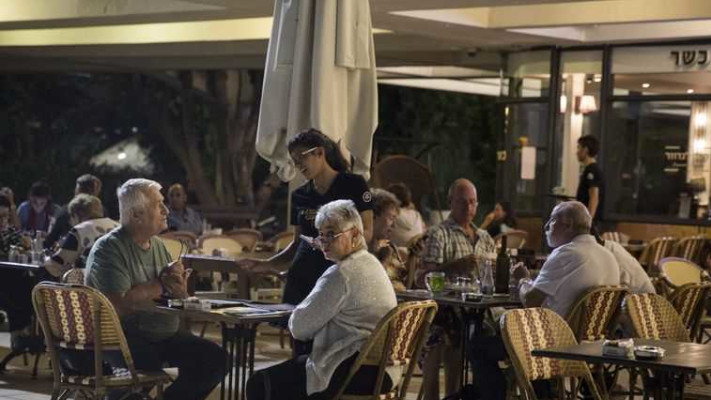 אנשים יושבים בבית קפה