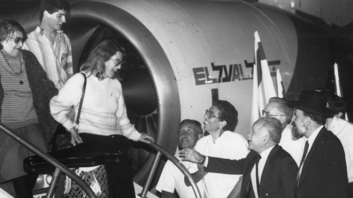 יצחק שמיר מקבל פניהם של עולים מבריה''מ, 1990