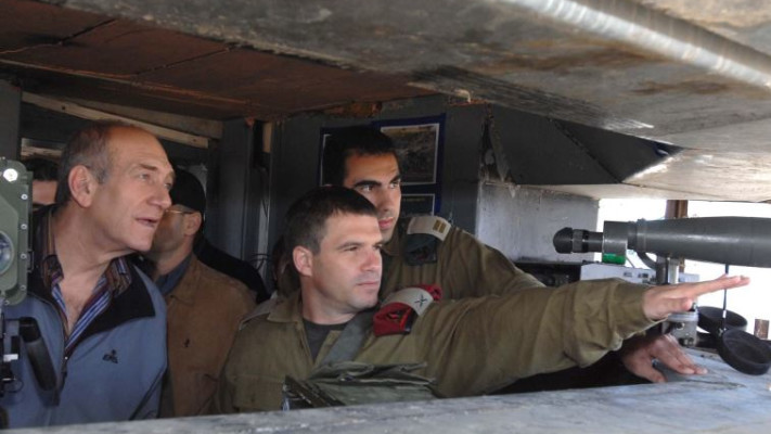 גל הירש מתדרך את אהוד אולמרט במהלך מלחמת לבנון השנייה