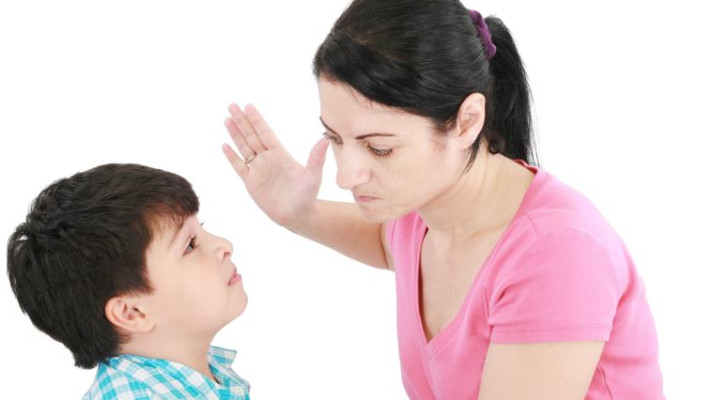 גננת מכה ילד