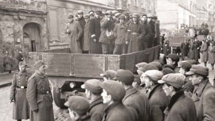יהודים וחיילים גרמנים בגטו ורשה