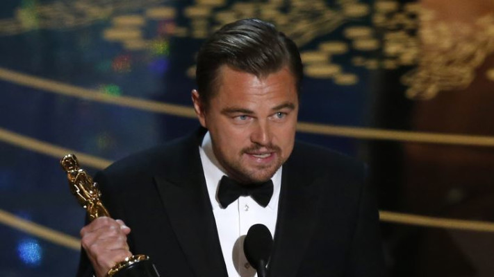 לאונרדו דיקפריו עם הפסלון הנכסף (צילום: רויטרס)