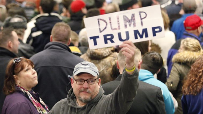 מפגין נגד טראמפ בכנס של המפלגה הרפובליקנית