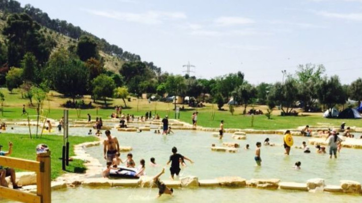 מטיילים במעין חרוד