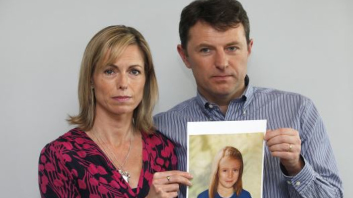 הוריה של מדלן מקאן עם תמונתה